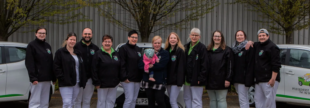 Team des Pflegedienstes Schäkel vor Firmenfahrzeugen – ambulantes Pflegeteam in Minden für professionelle Pflege und Betreuung im Einsatz